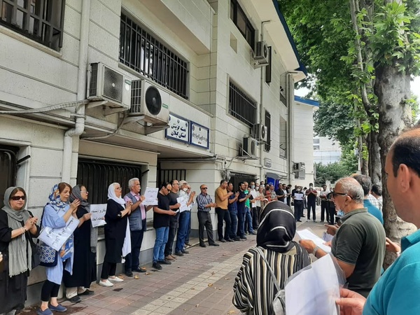 اعتراض بازنشستگان تهران به افزایش ده درصدیِ حقوق بازنشستگان اعتراض بازنشستگان تهران به افزایش ده درصدیِ حقوق بازنشستگان