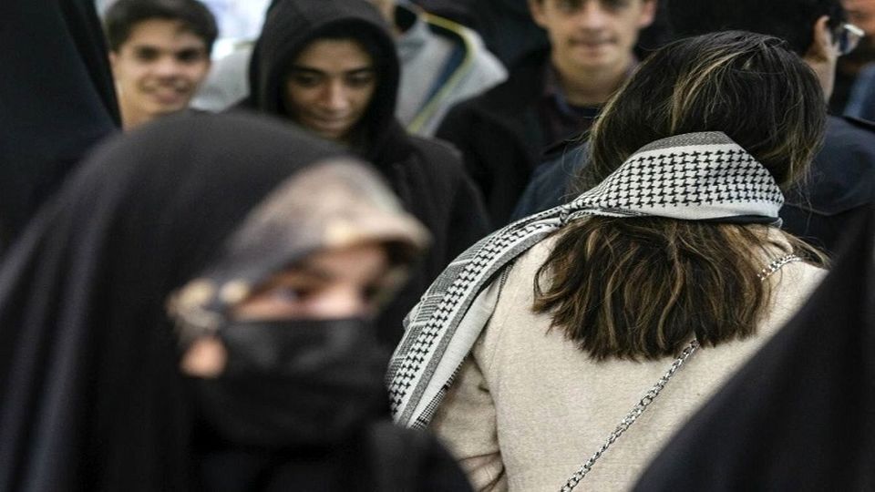 ۲ میلیون تومان جریمه برای لباس چسبان/ ۸ میلیون تومان جریمه برای اقدام به برهنگی کامل بدن ۲ میلیون تومان جریمه برای لباس چسبان/ ۸ میلیون تومان جریمه برای اقدام به برهنگی کامل بدن