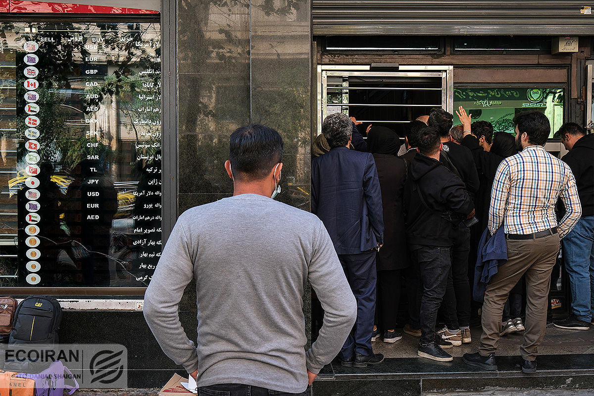 خریداران دلار به صف شدند؛ دلار نجومی شد خریداران دلار به صف شدند؛ دلار نجومی شد