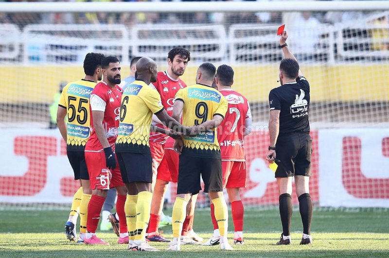 شکایت پرسپولیس از داوری وحید کاظمی شکایت پرسپولیس از داوری وحید کاظمی