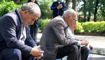 واکنش بازنشستگان به زمان واریز معوقات/ از دهم شد پانزدهم؟/ هر روز یک تاریخ جدید اعلام می‌کنید