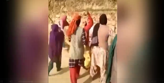 لحظات کتک زدن مرد متجاوز توسط زنان