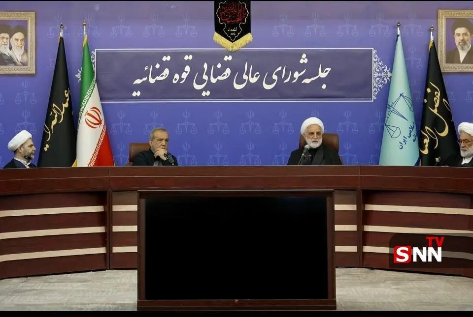 ژست جالب رئیس‌جمهور در جلسه شورای عالی قوه‌ قضائیه + عکس